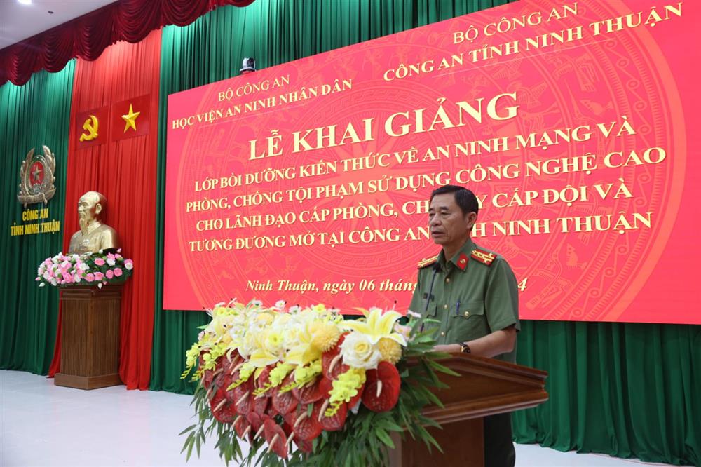 Đại tá Huỳnh Cầm, Phó Giám đốc Công an tỉnh phát biểu chỉ đạo tại lễ khai giảng.