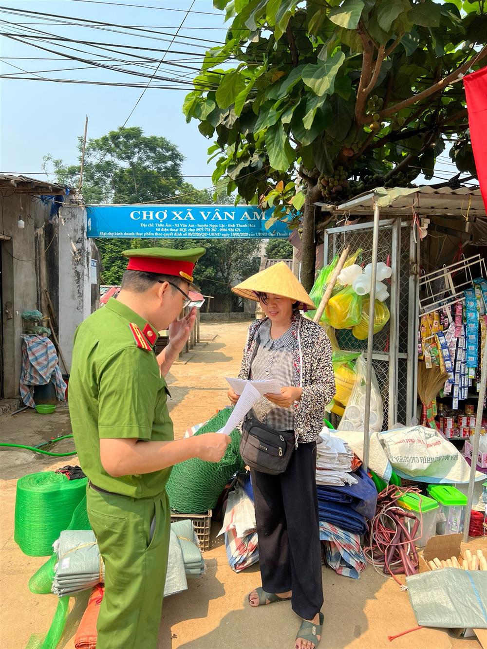 Công an xã Vân Am vừa tuyên truyền cảnh báo tội phạm vừa vận động Nhân dân làm nhiều việc tốt về an ninh, trật tự.