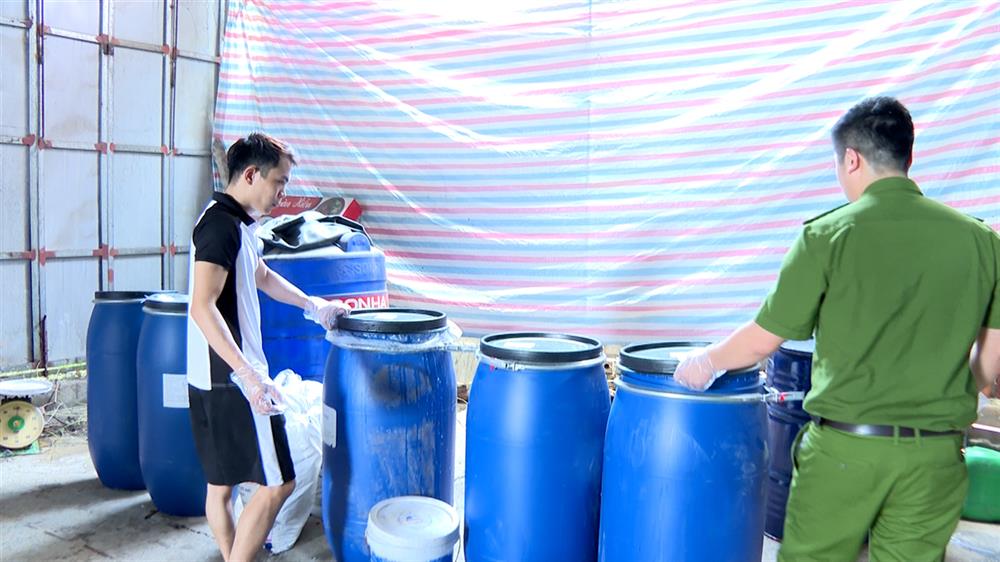 Lực lượng chức năng thu giữ nhiều vật chứng tại Công ty TNHH đầu tư thương mại và dịch vụ Tâm Trường An.