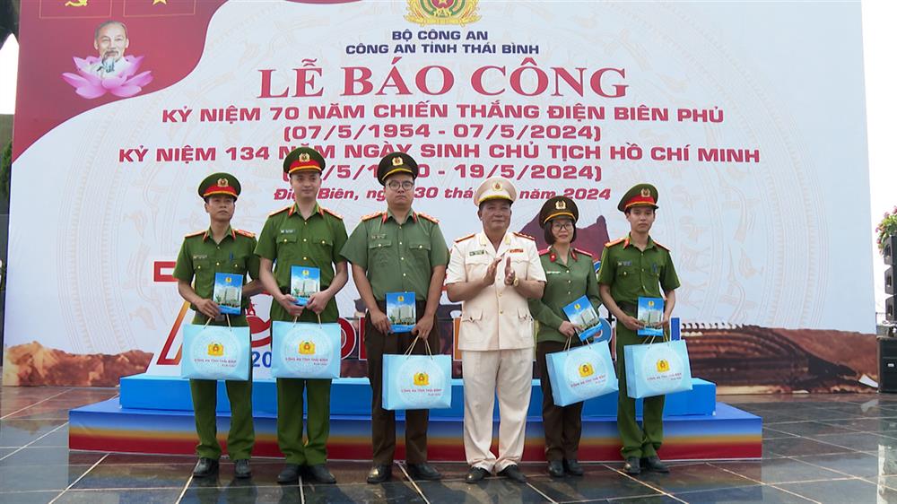 3. Đại tá Phạm Đình Tâm, Phó Giám đốc Công an tỉnh tặng quà các đồng chí cán bộ, chiến sĩ Công an tỉnh Điện Biên quê hương Thái Bình có hoàn cảnh khó khăn.