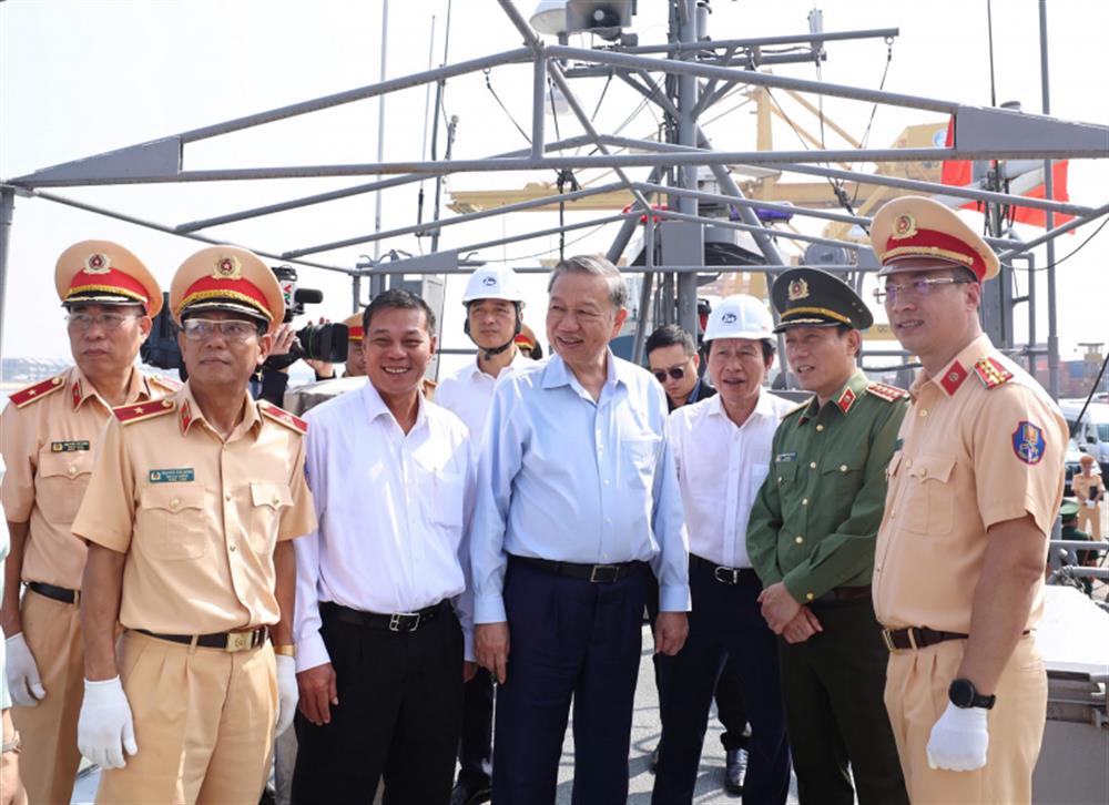 Tổng Bí thư Tô Lâm cùng Đoàn công tác đã đến kiểm tra công tác của tàu tuần tra do Cảnh sát biển Hàn Quốc viện trợ cho Bộ Công an.