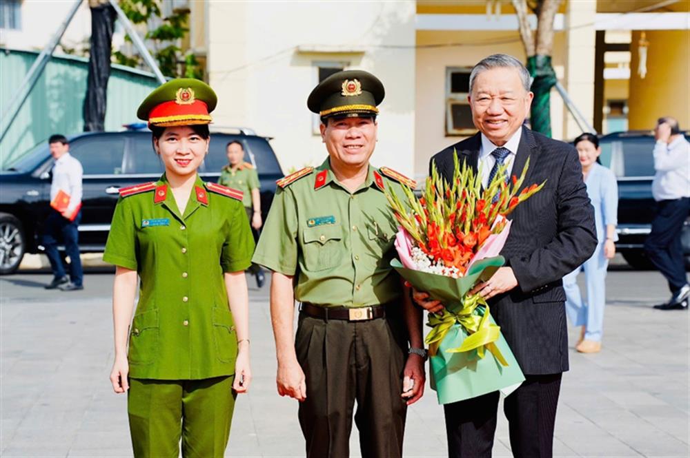 Đại tá Bùi Xuân Thắng, Giám đốc Công an tỉnh tặng hoa chào mừng Tổng Bí thư Tô Lâm đến thăm và làm việc với Công an tỉnh.