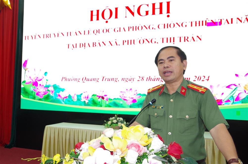 Thượng tá Nguyễn Văn Khiêm, Phó trưởng Phòng 4, Văn phòng Bộ Công an phát biểu tại Hội nghị.