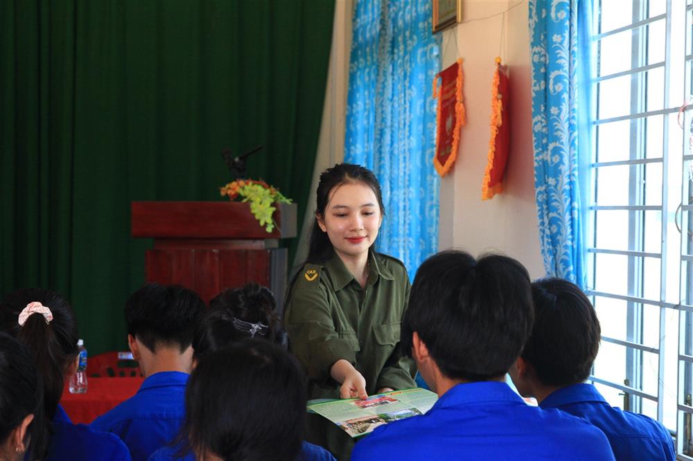 Đồng chí Nguyễn Thị Bích Thùy tham gia tuyên truyền phổ biến giáo dục pháp luật cho các đoàn viên thanh niên trên địa bàn.