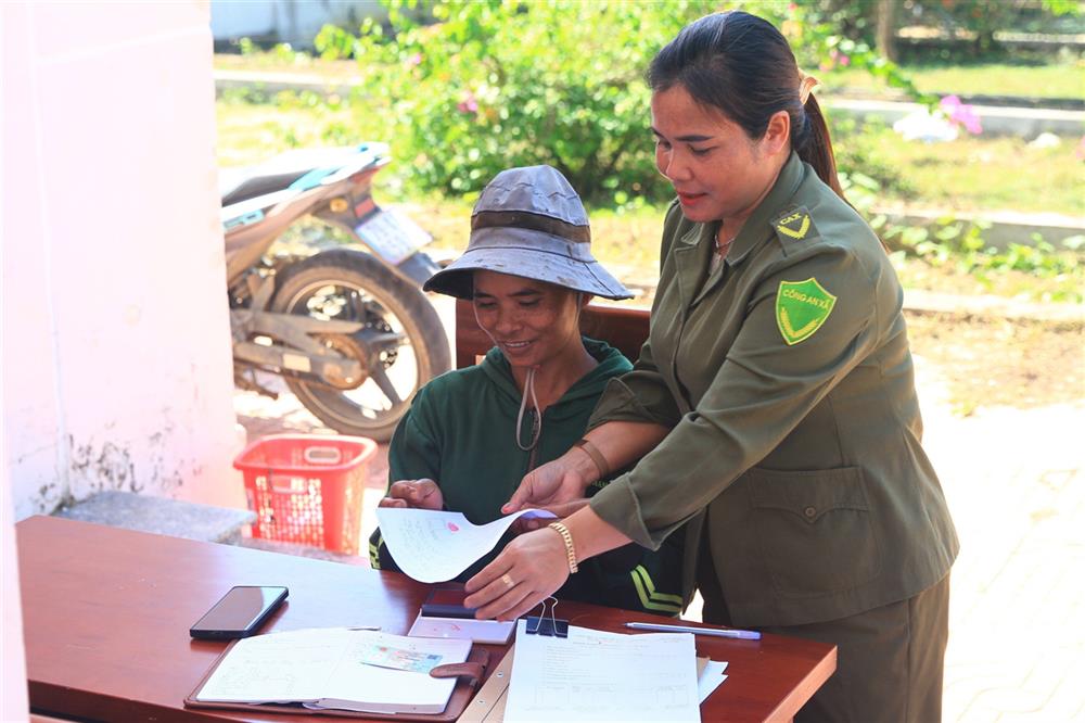 Đồng chí Tro Thị Khoanh hỗ trợ người dân thực hiện các thủ tục hành chính.