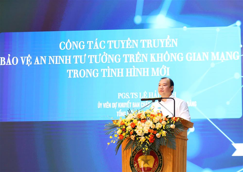 PGS.TS Lê Hải Bình, Ủy viên dự khuyết Trung ương Đảng, Tổng Biên tập Tạp chí Cộng sản tham luận tại Hội thảo.