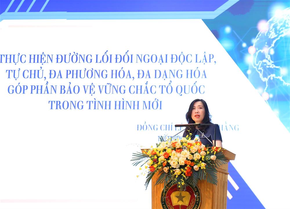 Thứ trưởng Bộ Ngoại giao Lê Thị Thu Hằng tham luận tại Hội thảo.