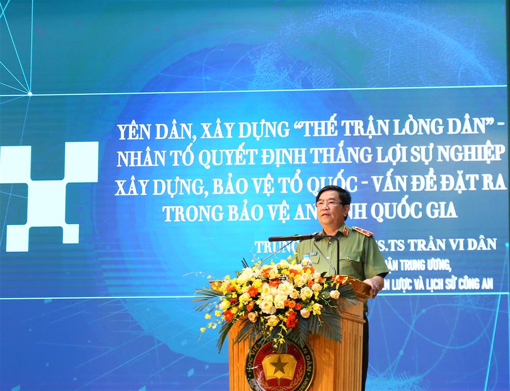 PGS.TS Trần Vi Dân, Cục trưởng Cục Khoa học, Chiến lược và Lịch sử Công an tham luận tại Hội thảo.
