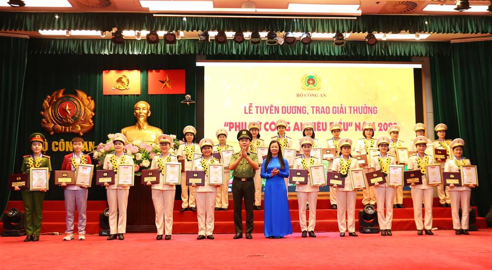 Thứ trưởng Trần Quốc Tỏ và Phó Chủ tịch Hội Liên hiệp Phụ nữ Việt Nam Nguyễn Thị Thu Hiền trao biểu trưng và chứng nhận tặng 20 phụ nữ Công an tiêu biểu.