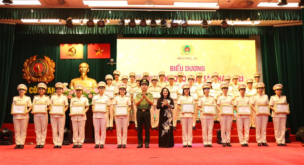 Thứ trưởng Trần Quốc Tỏ và Thứ trưởng Nguyễn Thị Hà trao chứng nhận tặng các nữ Công an cơ sở xuất sắc năm 2023.