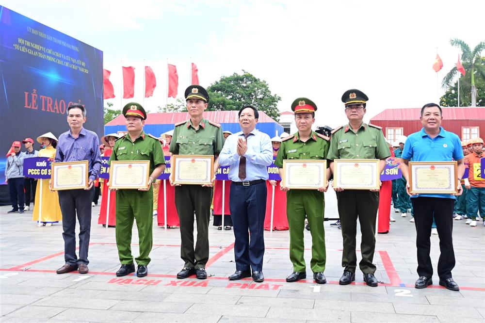 Tặng Bằng khen của Chủ tịch UBND thành phố cho các tập thể và cá nhân có thành tích xuất sắc.