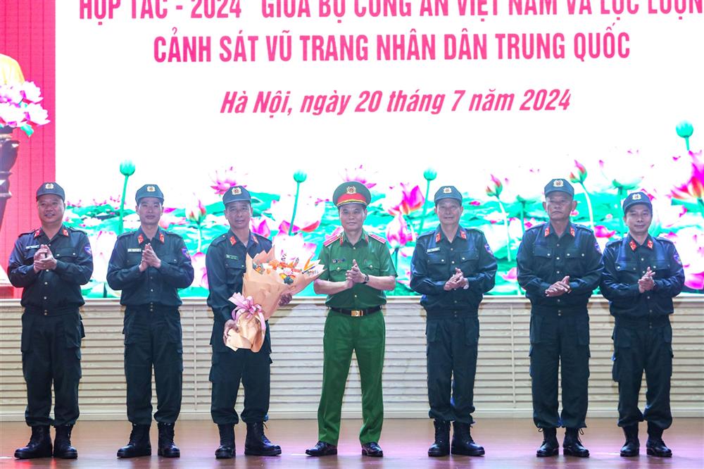 Tư lệnh Lê Ngọc Châu tặng hoa chúc mừng cán bộ, chiến sĩ tham gia diễn tập.