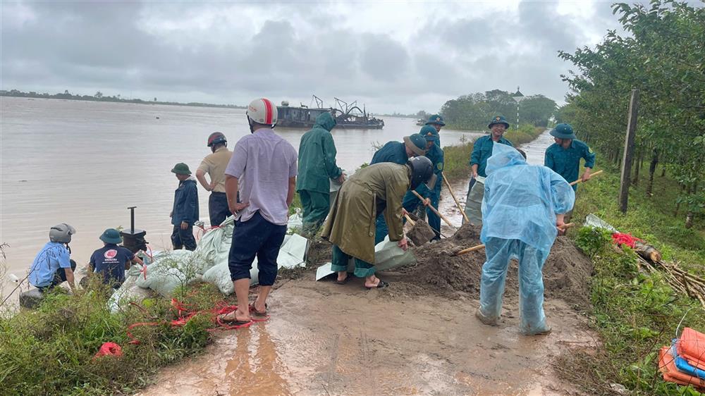 Lực lượng Công an phối hợp với các lực lượng chức năng và cấp ủy chính quyền địa phương khẩn trương ứng phó lũ trên sông.