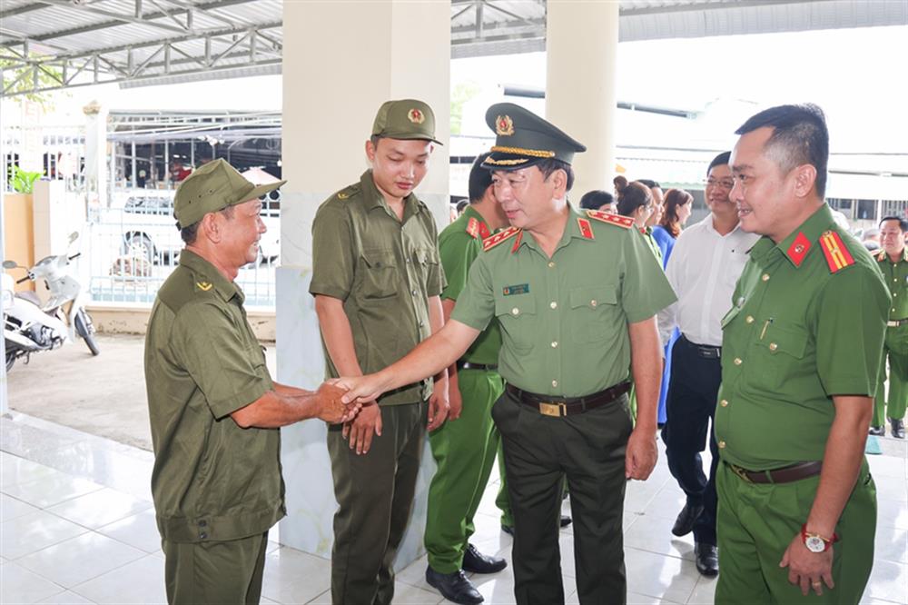 Thứ trưởng Trần Quốc Tỏ thăm hỏi, động viên lực lượng tham gia bảo vệ ANTT tại cơ sở trên địa bàn xã Mỹ Khánh (huyện Phong Điền, TP Cần Thơ).