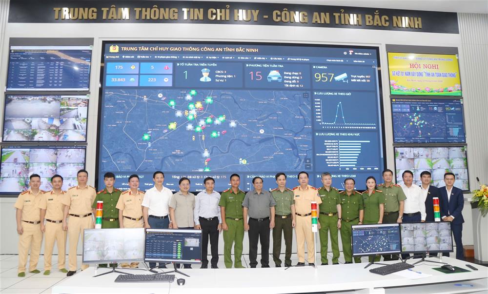 : Các đại biểu tham quan Trung tâm Thông tin Chỉ huy Công an tỉnh bắc Ninh.