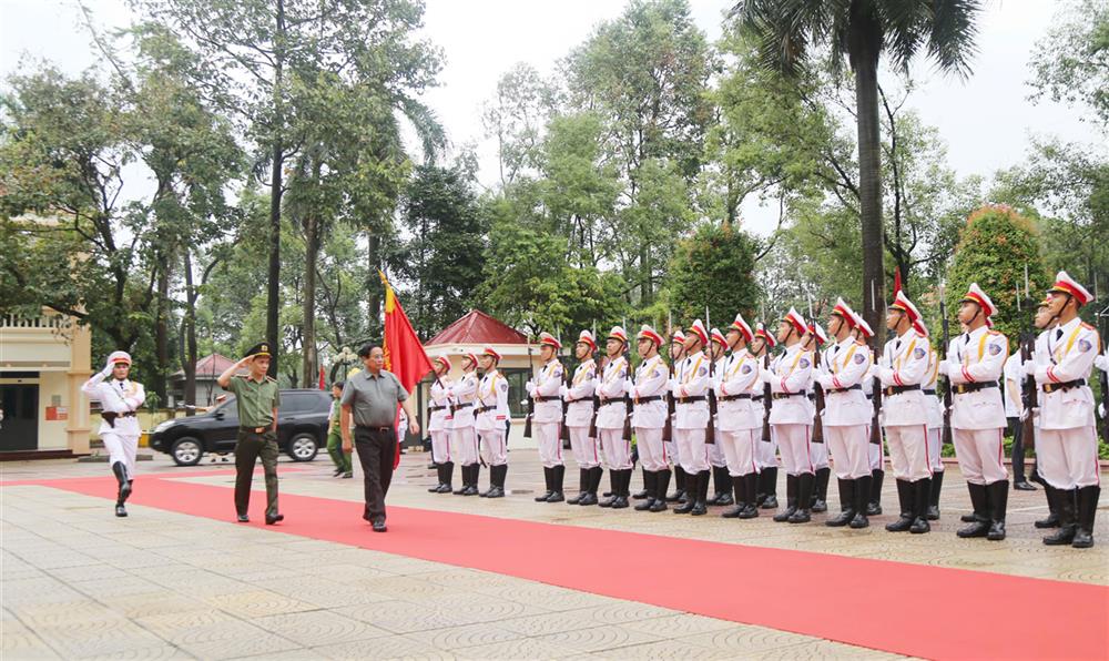 Thủ tướng Chính phủ Phạm Minh Chính duyệt đội danh dự Công an Bắc Ninh.