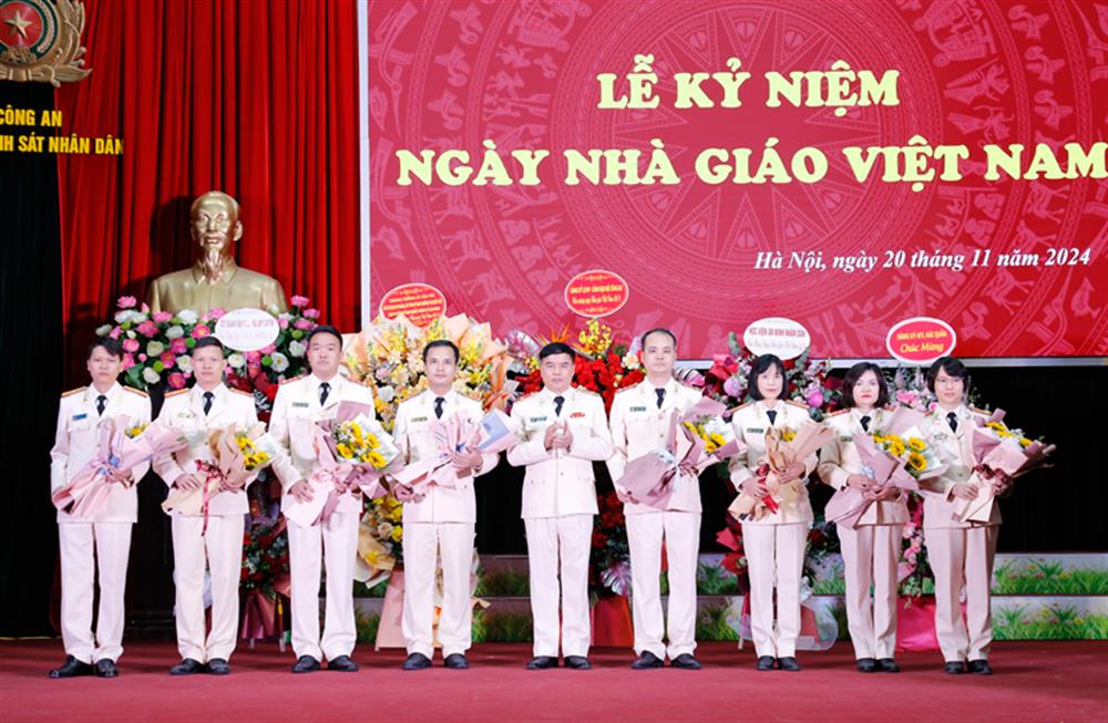 Thiếu tướng Nguyễn Đắc Hoan tặng hoa chúc mừng các thầy, cô đạt danh hiệu Giảng viên dạy giỏi cấp Bộ năm 2024. 