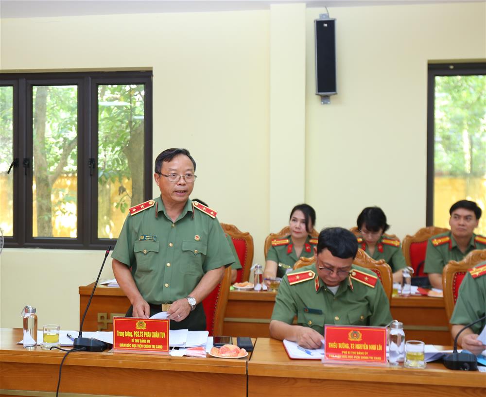 Trung tướng, PGS.TS Phan Xuân Tuy, Giám đốc Học viện Chính trị CAND báo cáo tại buổi làm việc.
