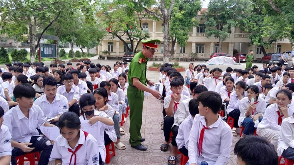 Công an thị trấn Thiệu Hóa tuyên truyền pháp luật về an toàn giao thông, phòng chống bạo lực học đường cho học sinh THCS Thiệu Đô.