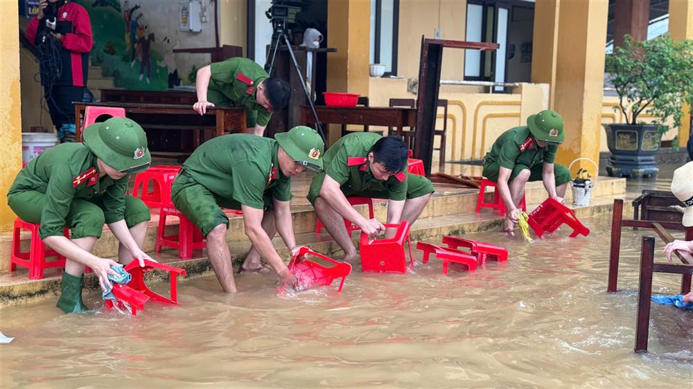 Cán bộ, chiến sỹ Đoàn thanh niên Công an tỉnh, Công an huyện Quảng Ninh và Công an xã Võ Ninh đã đến hỗ trợ các trường học trên địa bàn xã Võ Ninh dọn dẹp vệ sinh sau mưa lũ.