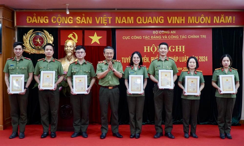 Trung tướng Nguyễn Ngọc Toàn trao giải cho các thí sinh đạt giải cuộc thi viết “Tìm hiểu Luật Căn cước trong Công an nhân dân”.