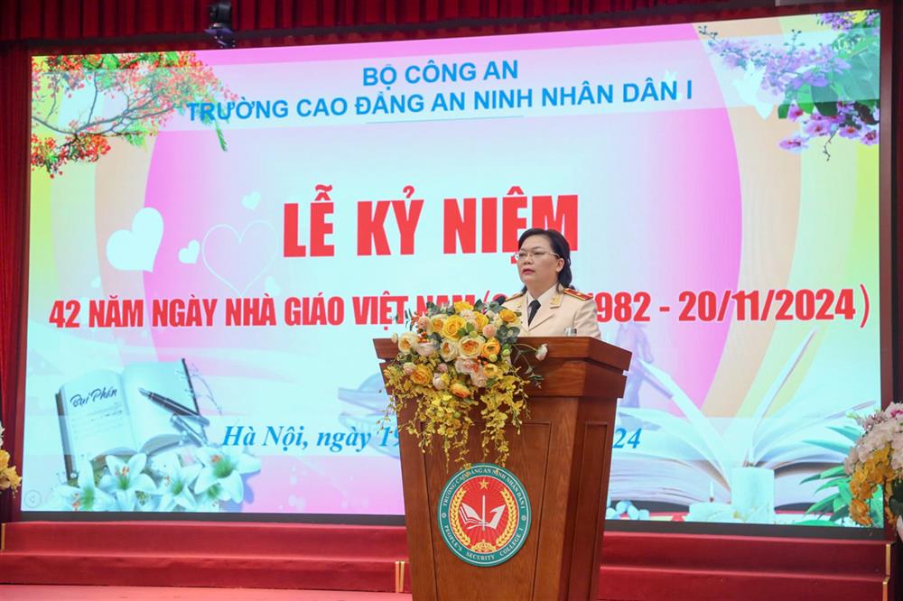 PGS. TS Đinh Ngọc Hoa, Hiệu trưởng Nhà trường chủ trì buổi Lễ Kỷ niệm.