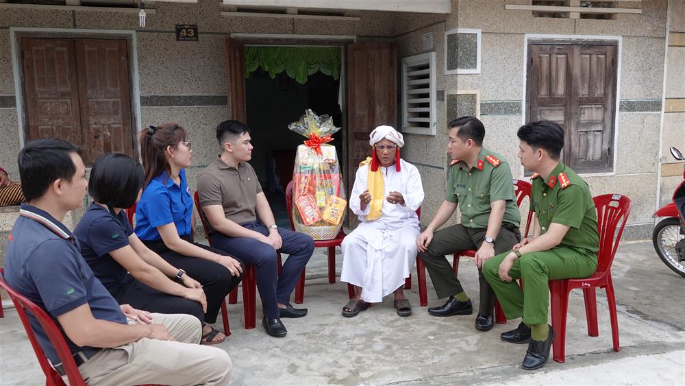 Đoàn Thanh niên Công an tỉnh đến thăm và tặng quà cho  các Chức sắc tôn giáo Chăm Bà Ni.