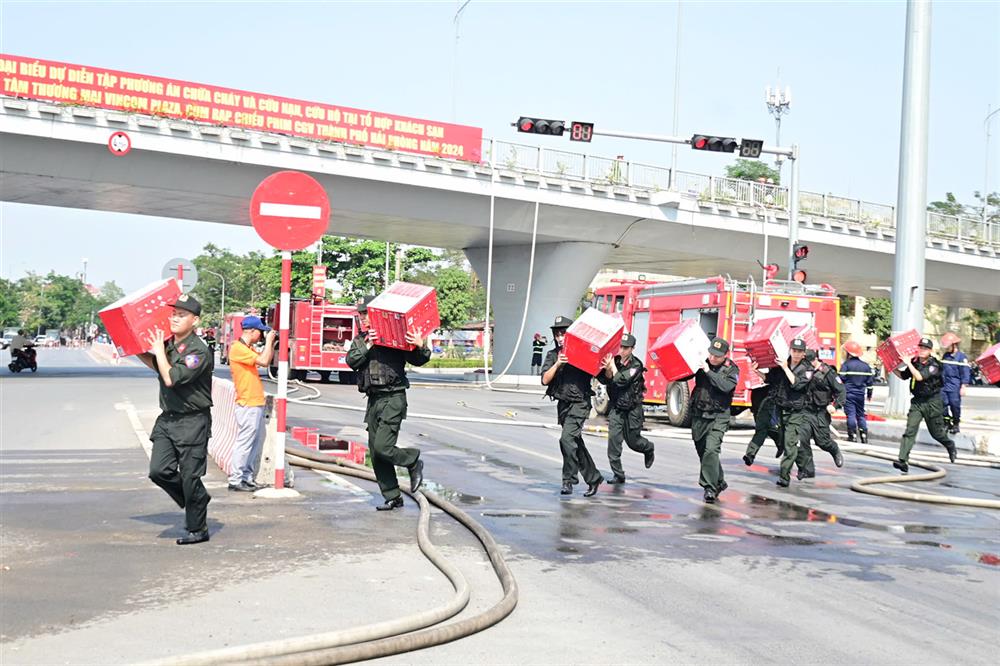 Các lực lượng phối hợp triển khai chữa cháy.