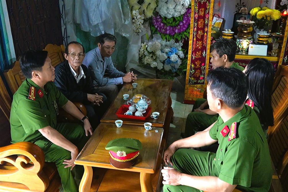 Thượng tá Nguyễn Thái Hoàng, Phó Giám đốc Công an tỉnh, Phó Ban An toàn giao thông tỉnh cùng Đoàn công tác đã đến thăm, tặng quà 03 gia đình có nạn nhân bị tai nạn, tử vong do tai nạn giao thông.