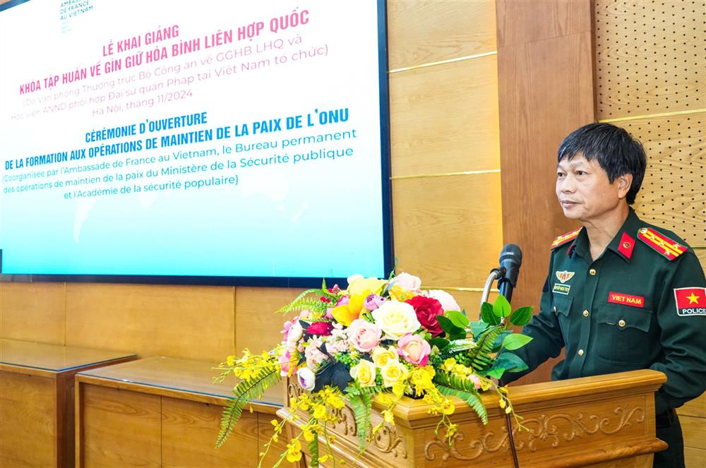 Đại tá Nguyễn Ngọc Thọ, Phó Chánh Văn phòng Thường trực về GGHB LHQ phát biểu tại Lễ khai giảng.