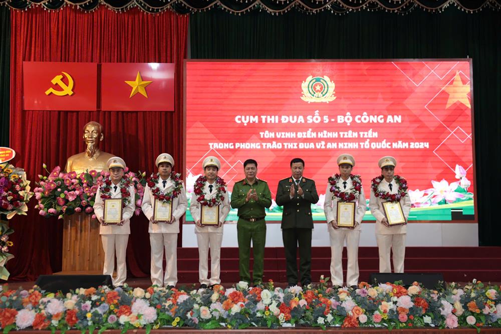 Cụm thi đua số 5, Bộ Công an tổ chức tôn vinh các điển hình tiên tiến trong phong trào thi đua “Vì An ninh Tổ quốc” năm 2024.