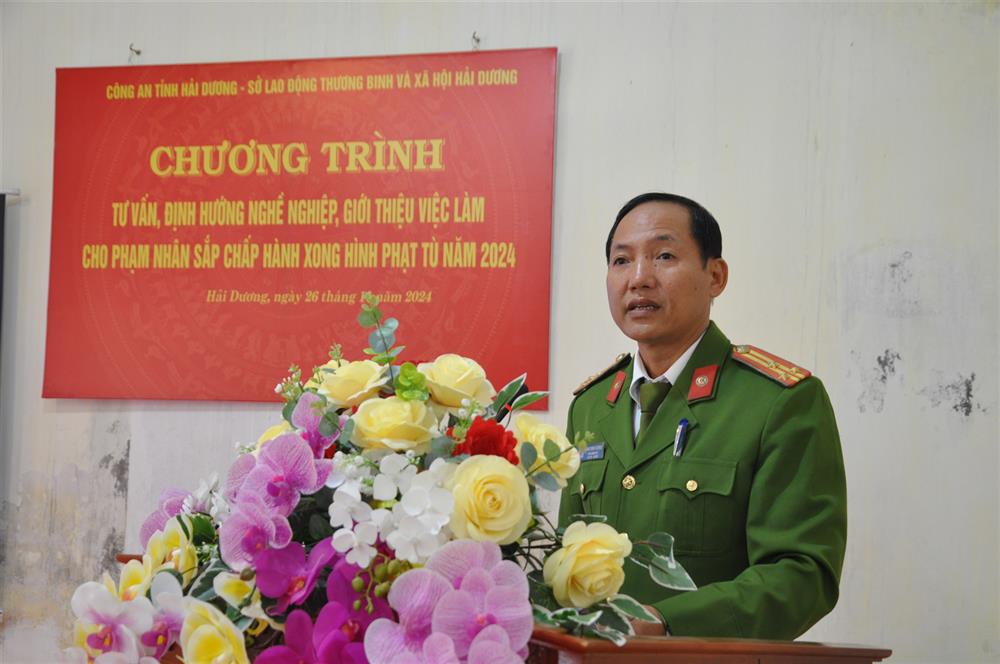 Thượng tá Đặng Đình Cường, Phó Giám thị Trại tạm giam Công an tỉnh phát biểu tại hội nghị.