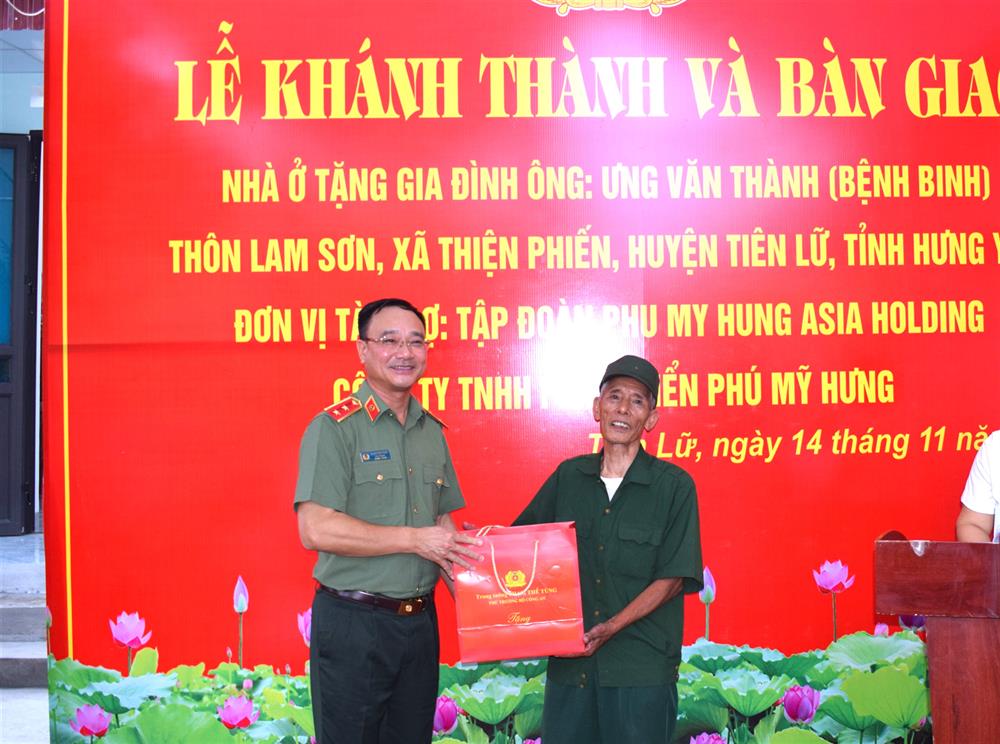 Trung tướng Phạm Thế Tùng, Thứ trưởng Bộ Công an tặng quà gia đình ông Ưng Văn Thành.