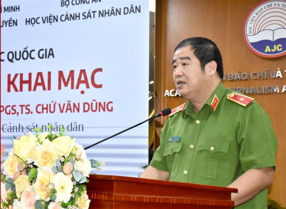 Thiếu tướng, TS Chử Văn Dũng, Phó Giám đốc Học viện CSND phát biểu tại Hội thảo.