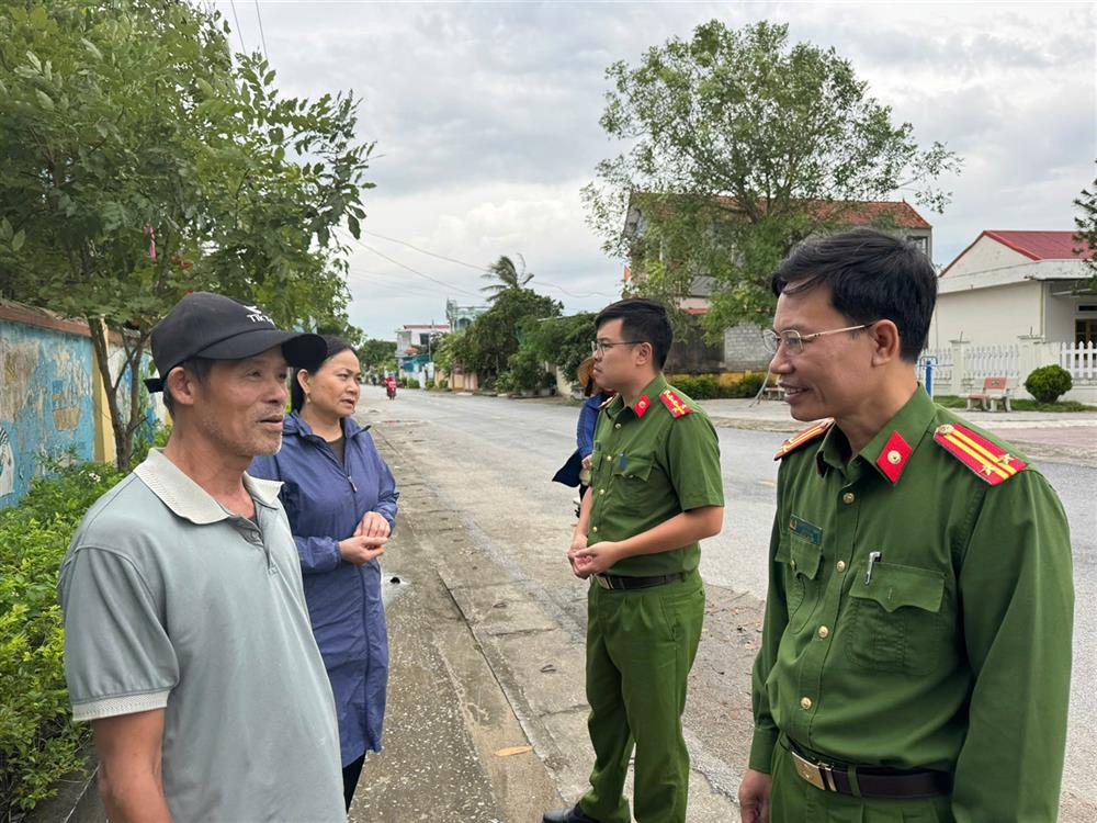 Công an huyện Hoằng Hóa tuyên truyền, nhắc nhở người dân không được manh động để bảo đảm an ninh, trật tự trên địa bàn xã Hoằng Phong.