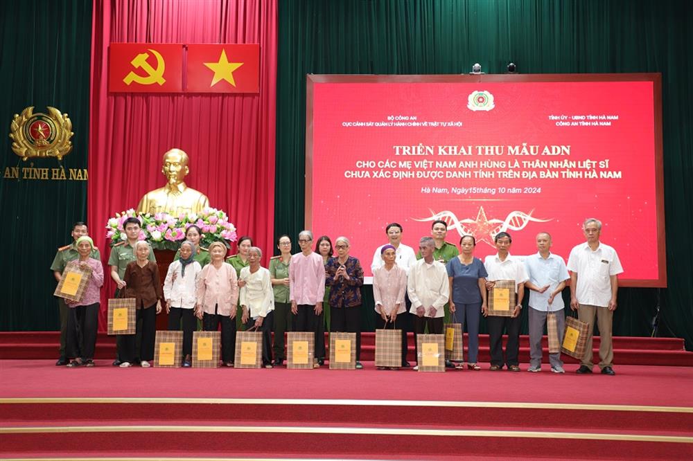 Đồng chí Nguyễn Đức Vượng, Phó Chủ tịch UBND tỉnh; Thiếu tá Trần Duy Hiển, Phó Giám đốc Trung tâm Dữ liệu quốc gia về dân cư, Cục Cảnh sát Quản lý hành chính về trật tự xã hội trao quà tặng thân nhân các liệt sĩ chưa xác định danh tính.