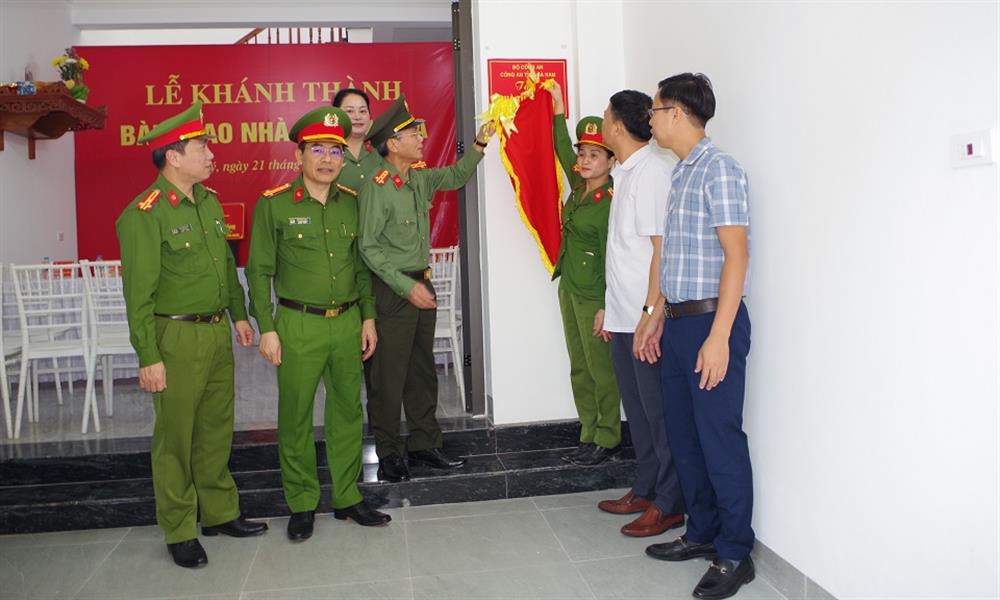 Đại tá Kiều Hữu Tuyển, Phó Giám đốc Công an tỉnh; Đại tá Đỗ Hoài Nam, Phó Giám đốc Công an tỉnh và các đại biểu khánh thành, bàn giao nhà tình nghĩa cho gia đình đồng chí Hương.