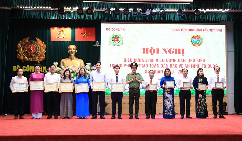 Thứ trưởng Lê Quốc Hùng trao Kỷ niệm chương “Vì ANTQ” và trao Bằng khen của Bộ Công an tặng các tập thể, cá nhân thuộc Trung ương Hội Nông dân Việt Nam.