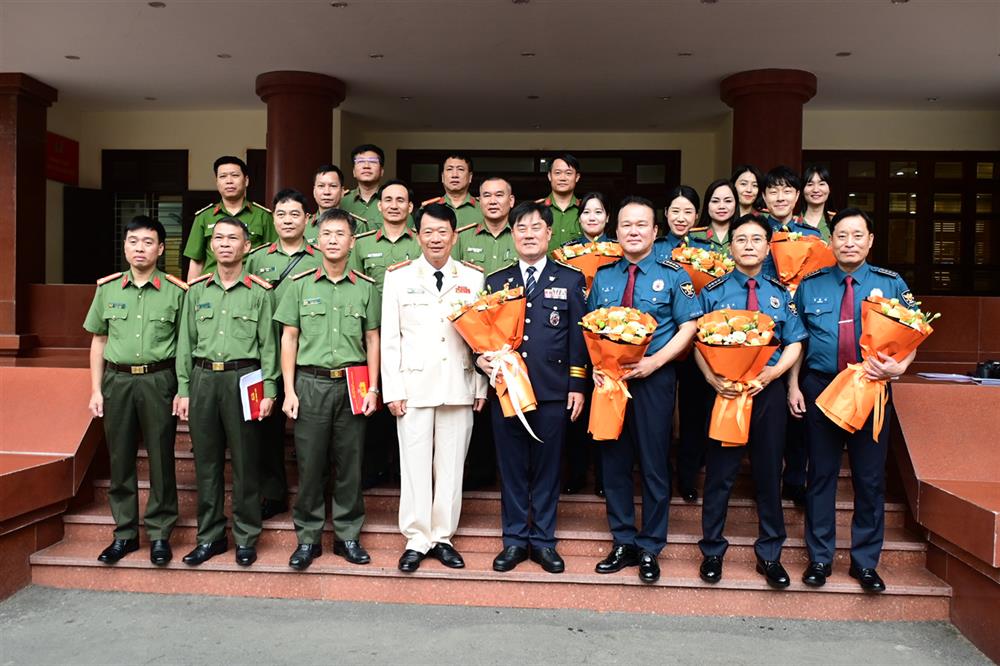 Đại tá Đào Quang Trường tặng hoa chào mừng Đoàn công tác Cơ quan Cảnh sát tỉnh Bắc Gyeonggi (Hàn Quốc) đến thăm, làm việc với Công an TP Hải Phòng.