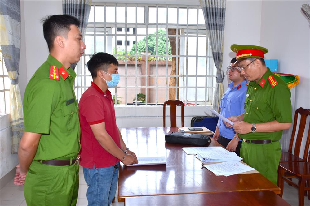 Văn phòng Cơ quan Cảnh sát điều tra Công an tỉnh Bà Rịa - Vũng Tàu phối hợp với Viện Kiểm sát Nhân dân tỉnh tống đạt quyết định khởi tố bị can, thi hành lệnh bắt các bị can để tạm giam. 