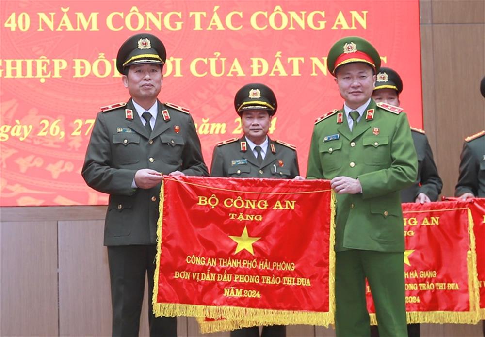 Trung tướng Nguyễn Ngọc Lâm, Thứ trưởng Bộ Công an trao Cờ Đơn vị dẫn đầu phong trào thi đua năm 2024 cho CATP Hải Phòng. 