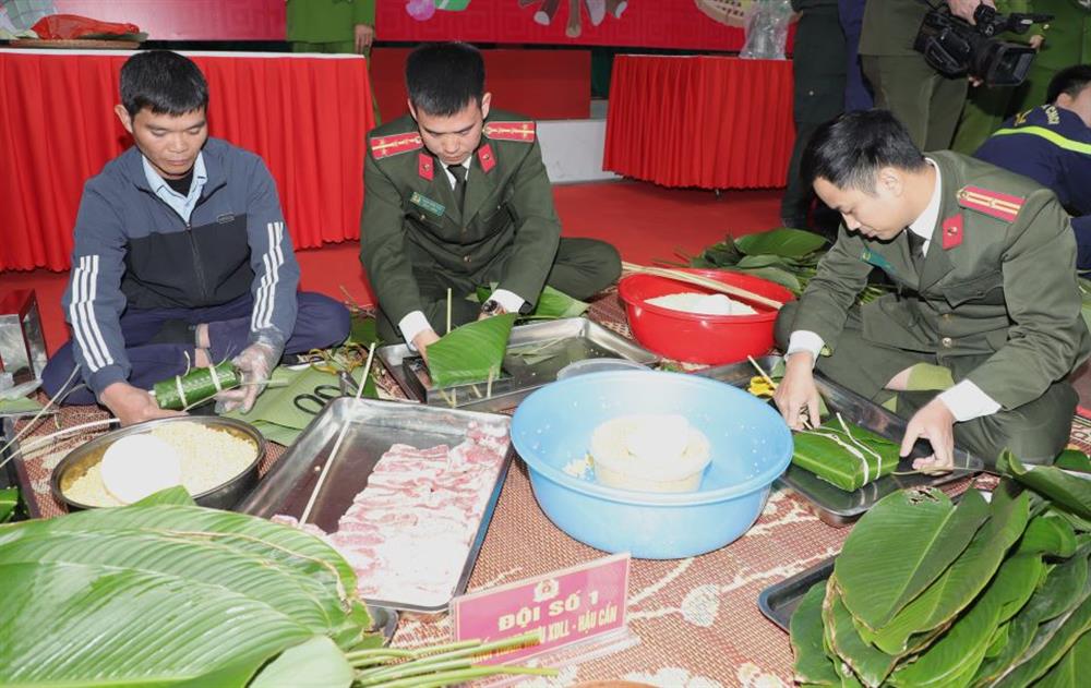 Các đội tham gia phần thi thi gói bánh chưng.