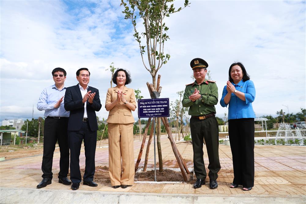 2. Phó Chủ tịch Quốc hội Nguyễn Thị Thanh và các đại biểu trồng cây lưu niệm tại khuôn viên Công an tỉnh.