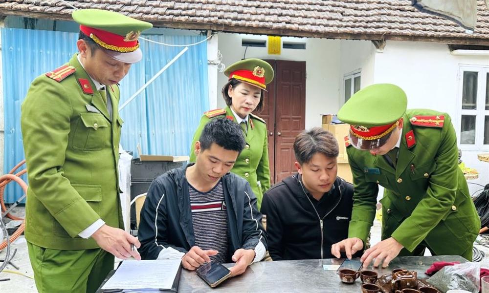 Công an phường Lam Hạ hướng dẫn người dân thực hiện thông báo lưu trú trên ứng dụng VNeID.