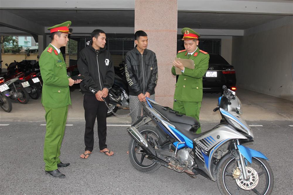 Công an thành phố Phủ Lý, tỉnh Hà Nam lấy lời khai 02 đối tượng trong vụ Cướp giật tài sản.