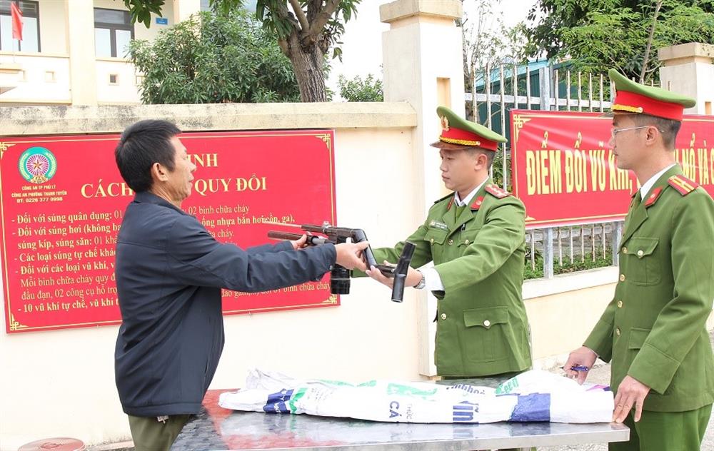 Lực lượng Công an tuyên truyền, vận động Nhân dân tích cực tham gia đấu tranh với tội phạm và các hành vi vi phạm pháp luật về vũ khí, vật liệu nổ, công cụ hỗ trợ; tham gia đổi vũ khí, vật liệu nổ, công cụ hỗ trợ lấy bình chữa cháy.