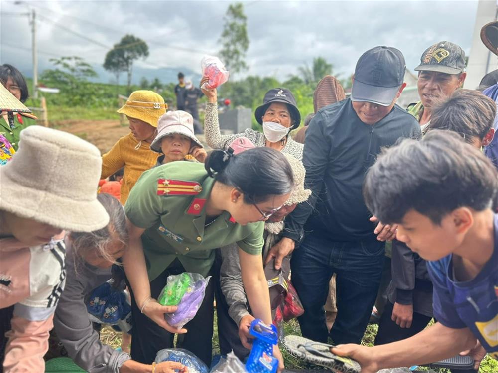 Trao tặng 400 đôi dép cho bà con vùng cao Đa Lộc.