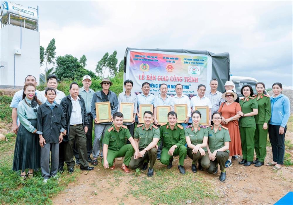 Ông Trần Quốc Huy, Phó Chủ tịch UBND huyện Đồng Xuân, tỉnh Phú Yên trao Thư cảm ơn của Chủ tịch UBND huyện đến các mạnh thường quân vì những đóng góp của các mạnh thường quân cho địa phương trong thời gian qua. 