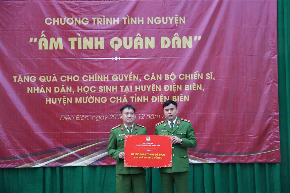 1. Thiếu tướng Nguyễn Đắc Hoan, Phó Giám đốc Học viện CSND trao máy tính tặng Công an xã Mường Pồn.