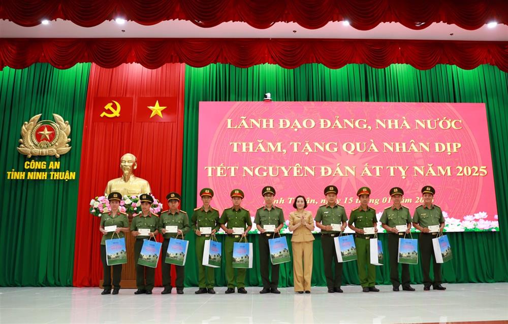 6. Phó Chủ tịch Quốc hội Nguyễn Thị Thanh tặng quà 20 cán bộ, chiến sĩ có hoàn cảnh khó khăn.